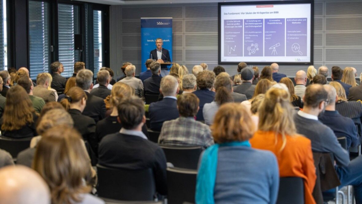 Prof. Dr. Hubert Ertl spricht vor dem Publikum