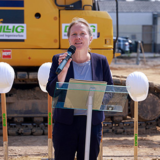 Stephanie Brauser-Jung vom BMBFSFJ beim Grußwort