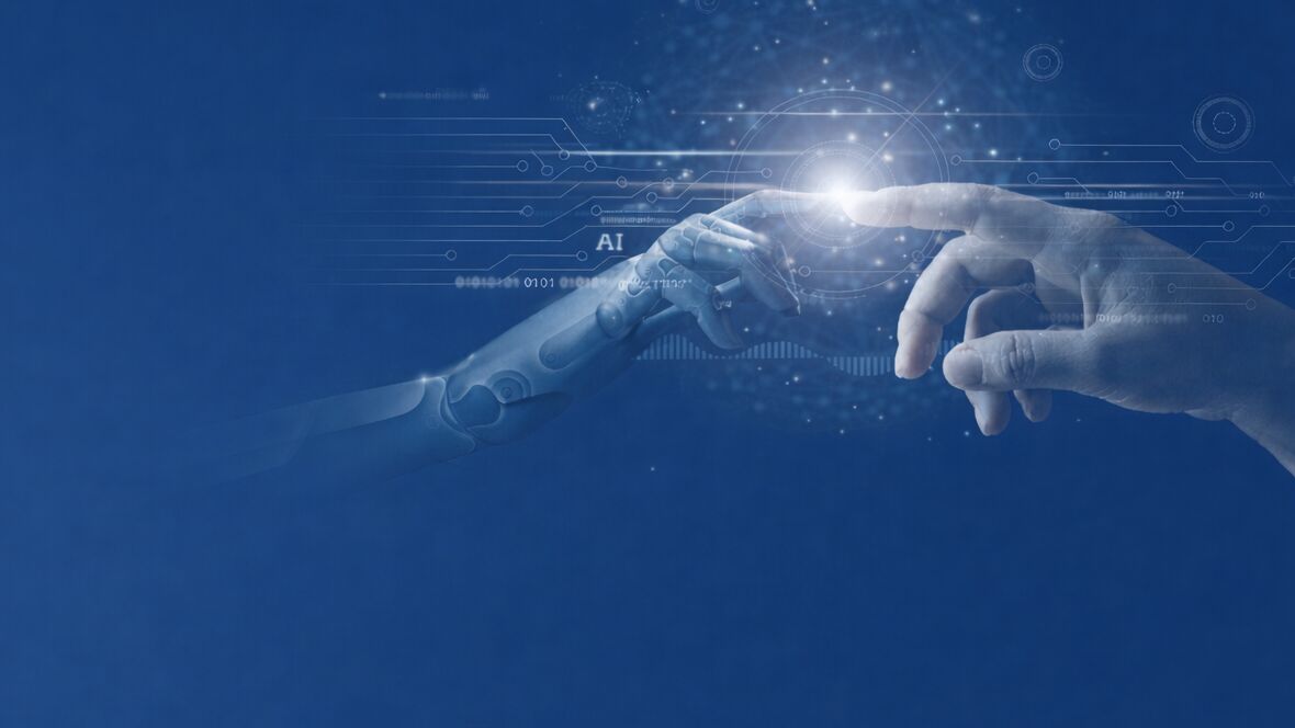 Roboterhand ber&uuml;hrt Menschenhand