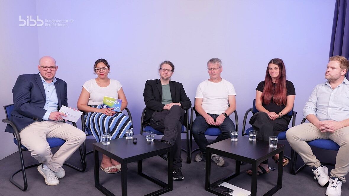 Eine Diskussionsrunde mit 6 Personen