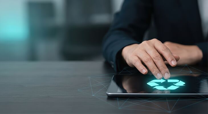 H&auml;nde, die auf ein leuchtendem Tablet liegen.  