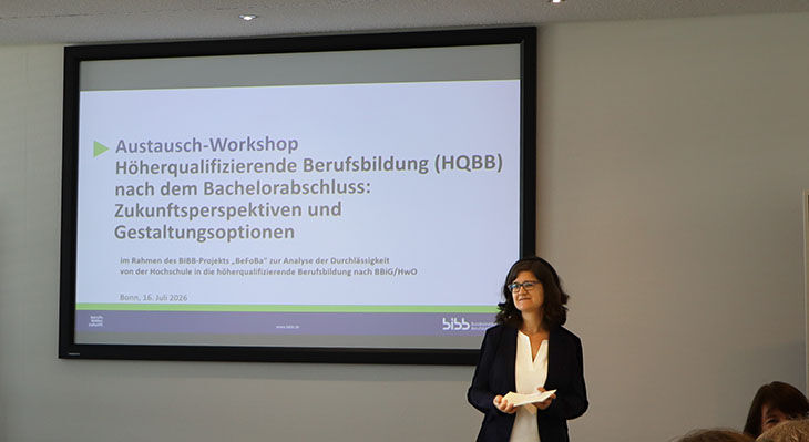 Frau Gerhards steht vor Ihrer Pr&auml;sentation zur H&ouml;herqualifizierenden Berufsbildung nach dem Bachelorabschluss.