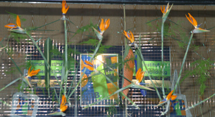 Mit Blumen dekoriertes Glas.
