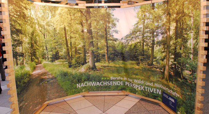 Ein Aufsteller zeigt ein Bild von einem Wald.