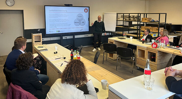 Das Bild zeigt eine Besprechungssituation im Projektmeeting von "U-Stahl ade"