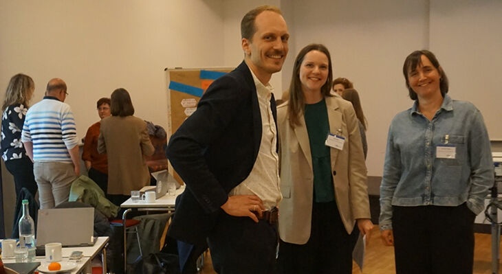 Pr&auml;senzaustausch f&uuml;r die zust&auml;ndigen Stellen f&uuml;r Gesundheitsfachberufe. Drei Personen l&auml;cheln in die Kamera.