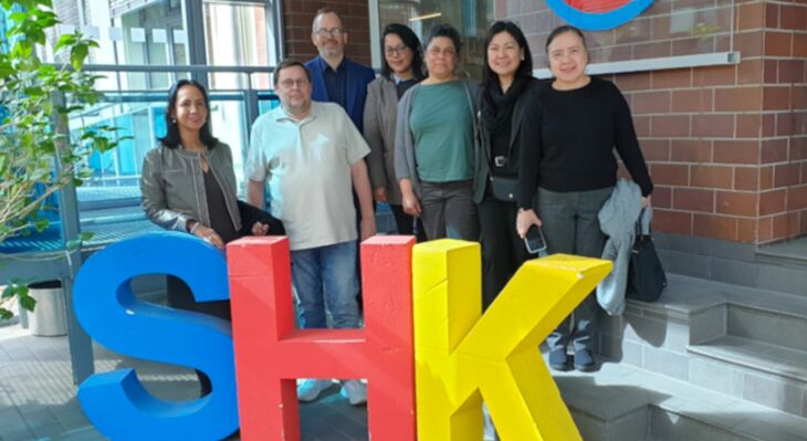 7 Personen stehen vor dem Schriftzug "SHK"