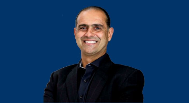 Portr&auml;tfoto von Marcello Pio vor dunkelblauem Hintergrund.