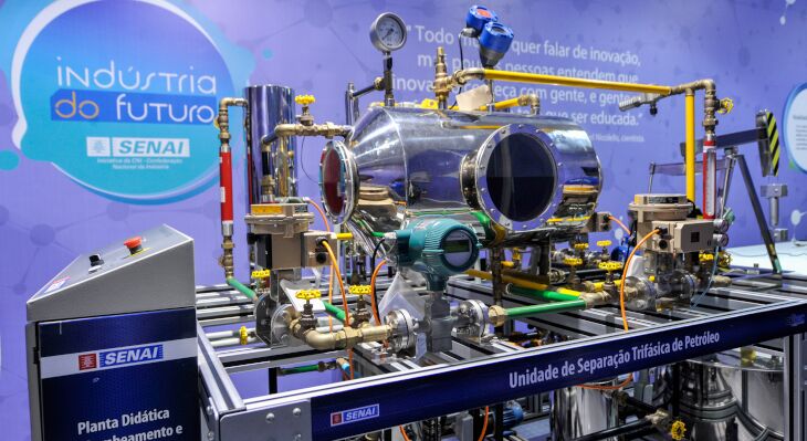 Futuristische Maschine an einem Messestand. Aufschrift: "Ind&uacute;stria do futuro" ('Industrie der Zukunft')