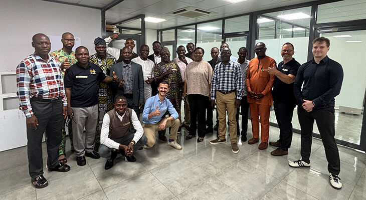 Gruppenfoto der Experten des BIBB mit den nigerianischen Auszubildenden der Green Skills.