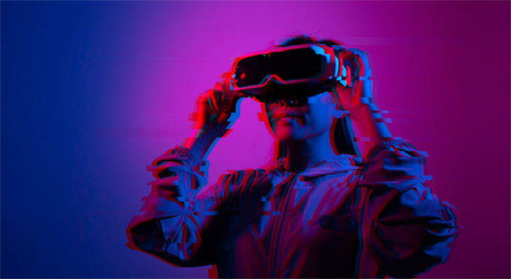futuristisches Bild einer Frau mit VR Brille