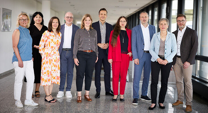 Auf dem Bild sind 10 Mitglieder der Fachkommission nach &sect; 53 PflBG zu sehen.