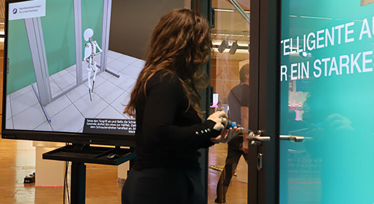 Eine Frau montiert KI-gest&uuml;tzt einen T&uuml;rgriff.