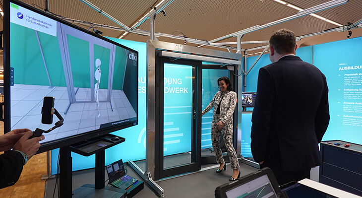 Eine Frau testen eine KI-Anwendung.