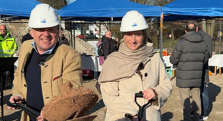 Zwei Personen bei einem Spatenstich.