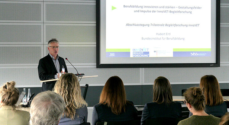 Prof. Dr. Hubert Ertl hält einen Vortrag zur Abschlusstagung der InnoVET-Begleitforschung