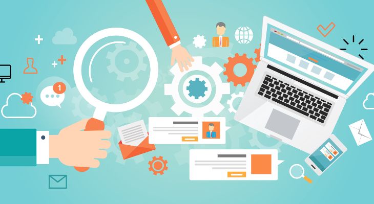 Türkiser Hintergrund. Darauf befinden sich mehrere Abbildungen in Form von weißen und orangenen Zahnrädern, einem Laptop, einem Smartphone, einer Lupe etc.