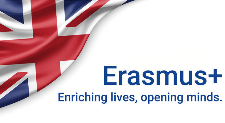 Teil einer wehenden britischen Flagge neben dem blauen Schriftzug 'Erasmus+' und dem Slogan 'Enriching lives, opening minds.'