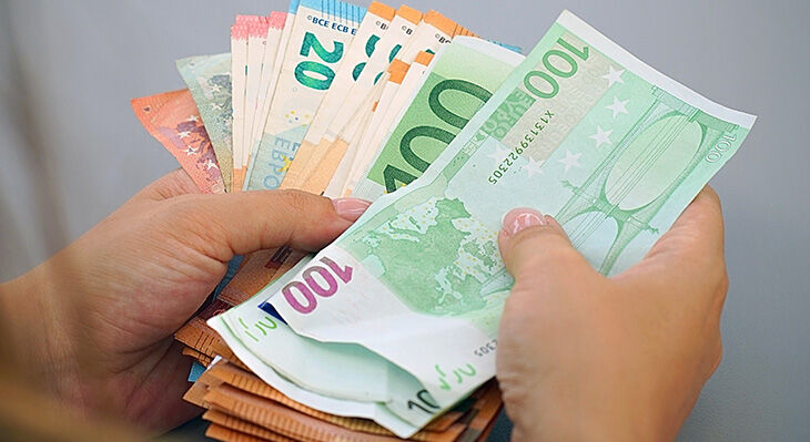 H&auml;nde halten einen F&auml;cher aus Euro-Banknoten verschiedener St&uuml;ckelungen