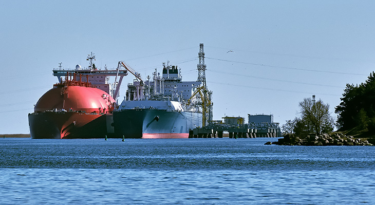 LNG-Tanker und -Frachter als schwimmendes LNG-Lager und Importterminal im Hafen