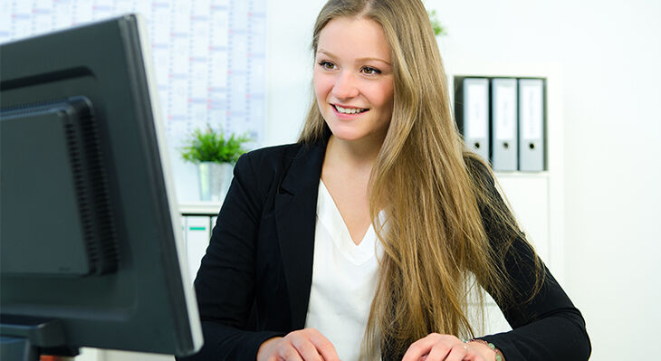 Eine Frau arbeitet am Computer.