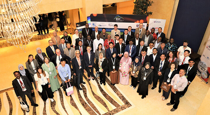 Gruppenfoto  von oben der Teilnehmenden am Global Digital TVET Transfomation Summit