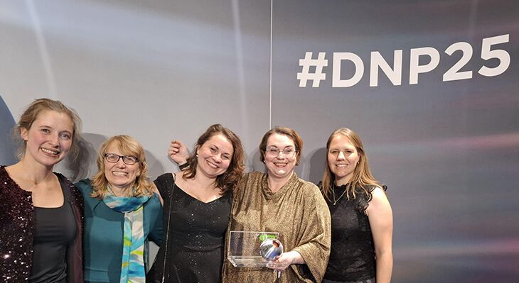 Fünf Frauen nebeneinander, die den Deutschen Nachhaltigkeitspreis in der Kategorie Gesundheit in der Hand halten und darüber der Hashtag DNP 25