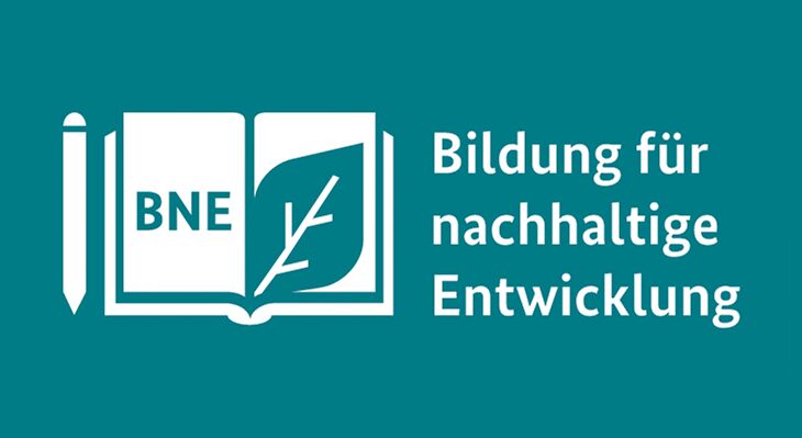 Computerbildschirm mit dem Logo "BNE - Bildung f&uuml;r nachhaltige Entwicklung" auf t&uuml;rkisfarbenem Hintergrund. Im Hintergrund sind Aktenordner in einem B&uuml;roregal zu sehen.