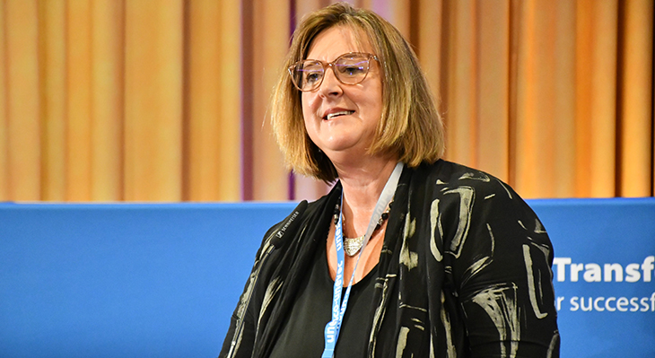 Birgit Thomann, Leiterin der Abteilung „Berufsbildung International“ im BIBB, hält eine Rede.