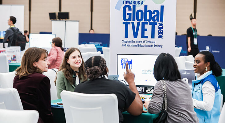 F&uuml;nf Frauen tauschen sich am SkillsCoLab-Stand der WorldSkills Conference Shanghai 2026 &uuml;ber die Zukunft der beruflichen Bildung aus.