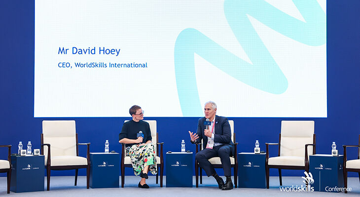 David Hoey, Gesch&auml;ftsf&uuml;hrer von WorldSkills International, spricht auf der B&uuml;hne der WorldSkills Conference Shanghai 2026 in ein Mikrofon.