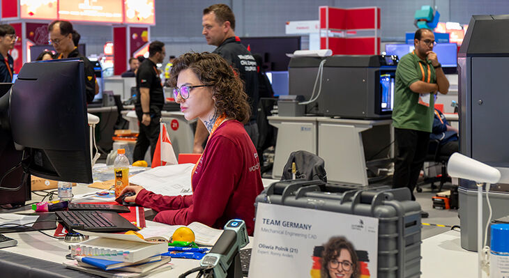 Eine deutsche Teilnehmerin der WorldSkills Shanghai 2026 arbeitet konzentriert an einem Computerarbeitsplatz im Wettbewerbsbereich Mechanical Engineering CAD.