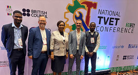 Gruppenbild vor dem Logo der National TVET Conference.