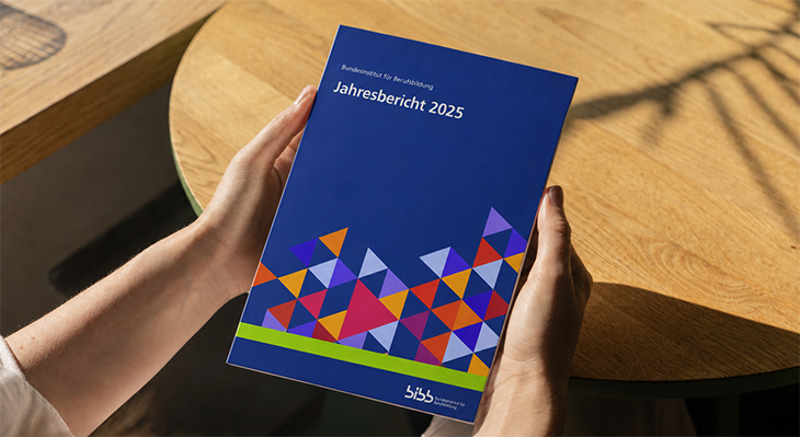 BIBB-Jahresbericht 2025 wird in den H&auml;nden gehalten