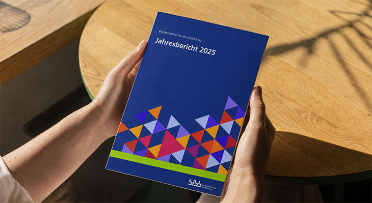 Cover vom BIBB-Jahresbericht in den H&auml;nden eines Menschen