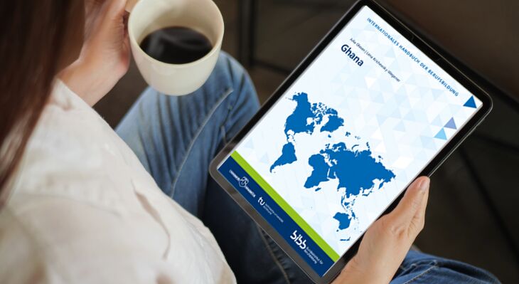 Cover der L&auml;nderstudie Ghana auf einem Tablet einer Frau, die Kaffee trinkt