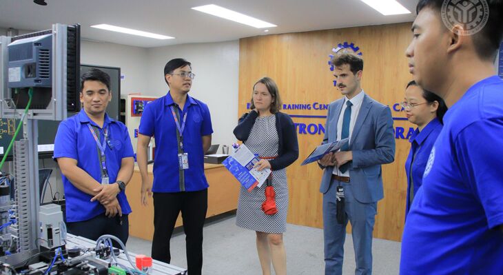 Luca Nikola Jelic and Johanna Elsässer in the Mechatronics Workshop.