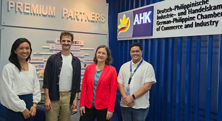 Luca Nikola Jelic and Johanna Elsässer with partners of the AHK.