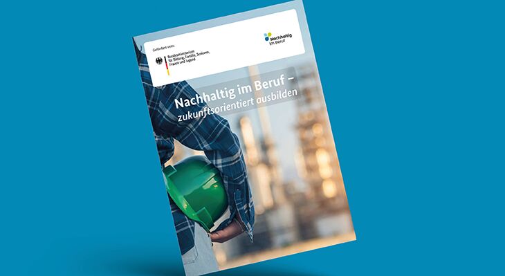Titelbild einer Brosch&uuml;re auf deine Frau mit gr&uuml;nem Helm zu sehen ist.