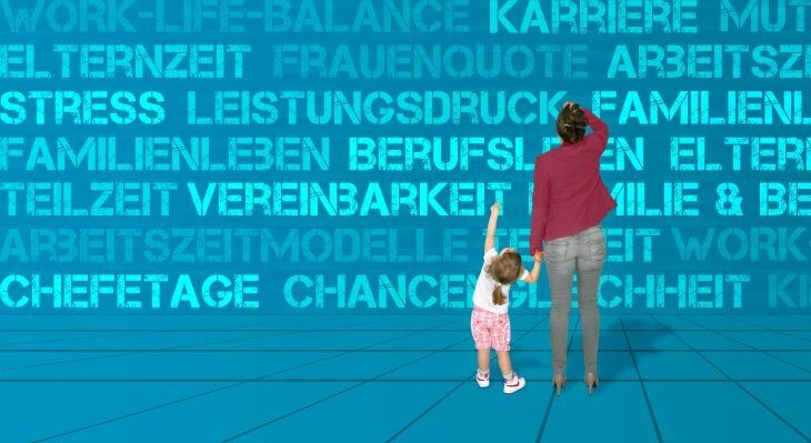 Frau und Kind stehen vor einer blauen Wand mit gro&szlig;en, wei&szlig;en, thematisch verwandten W&ouml;rtern wie "Work-Life-Balance", "Karriere" und "Familienleben"