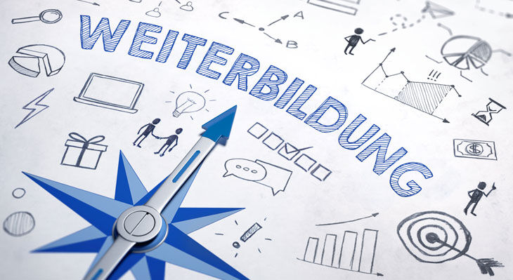 Kompass mit blauem Pfeil zeigt auf das Wort &raquo;WEITERBILDUNG&laquo; umgeben von Symbolen wie Laptop, Geschenk, Gl&uuml;hbirne, Diagrammen und Sprechblasen