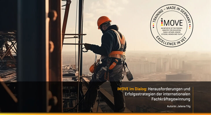 Mann in Sicherheitskleidung und m it Sicherung steht hoch &uuml;ber einer Stadt auf einem Bauger&uuml;st.