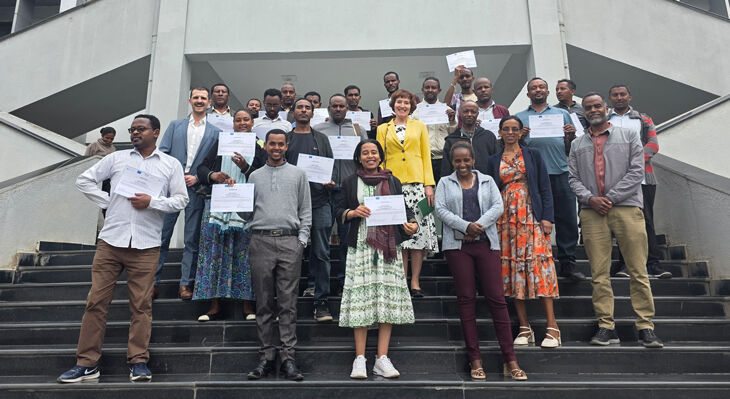 Mit den Teilnehmenden vor dem &auml;thiopischen Berufsbildungsinstitut Federal TVT Institute (FTVTI) in Addis Abeba (&Auml;thiopien)