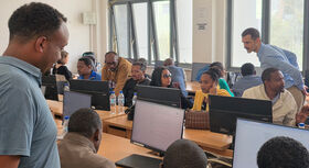 Gruppe von Menschen, die vor Computern sitzten