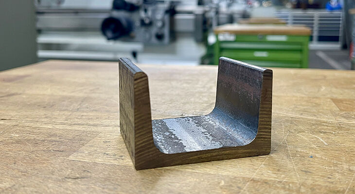 Das Bild zeigt einen gewalzten U-Stahl-Block. 