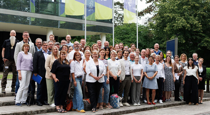 Gruppenfoto mit allen Teilnehmenden der BOFplus Tagung vor dem BIBB-Gebäude