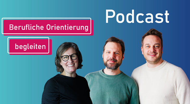 Drei Personen stehen nebeneinander vor blauem Hintergrund mit den Worten 'Berufliche Orientierung begleiten' in roten K&auml;stchen und 'Podcast' in wei&szlig;er Schrift