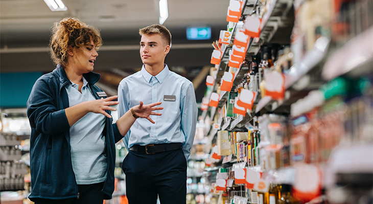 Ausbilderin und Asuszbildender im  Einzelhandel