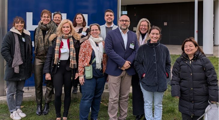 Gruppe von elf Personen steht vor dem Geb&auml;ude des Bundesinstituts f&uuml;r Berufsbildung, alle tragen Winterkleidung.
