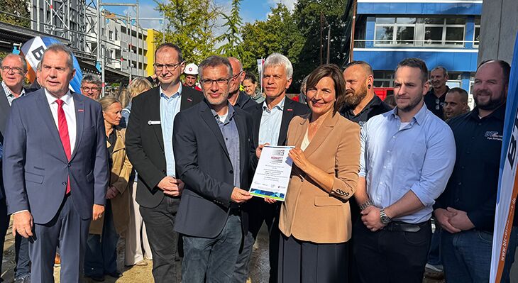 &Uuml;bergabe der Urkunde durch Staatssekret&auml;rin Wulf